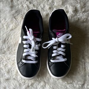 Nike youth girls sneakers Black and White‎ size 6